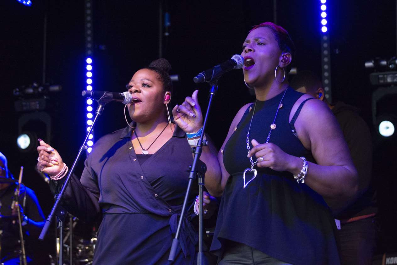Backing singers entertain. (12067475)