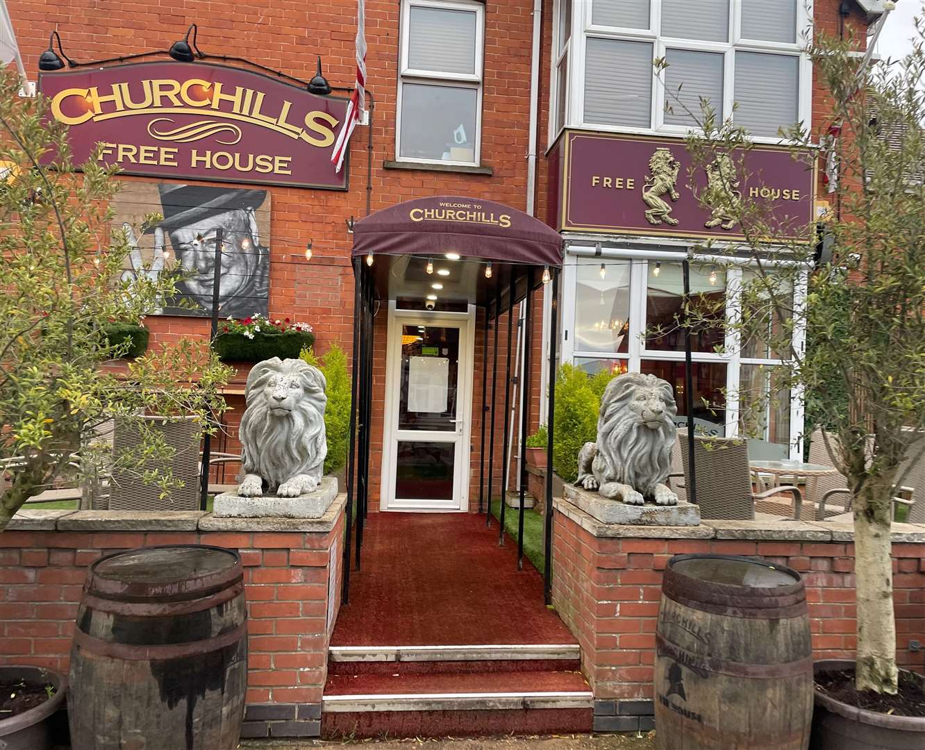 Two lions on the wall, Jules Rimet still gleaming