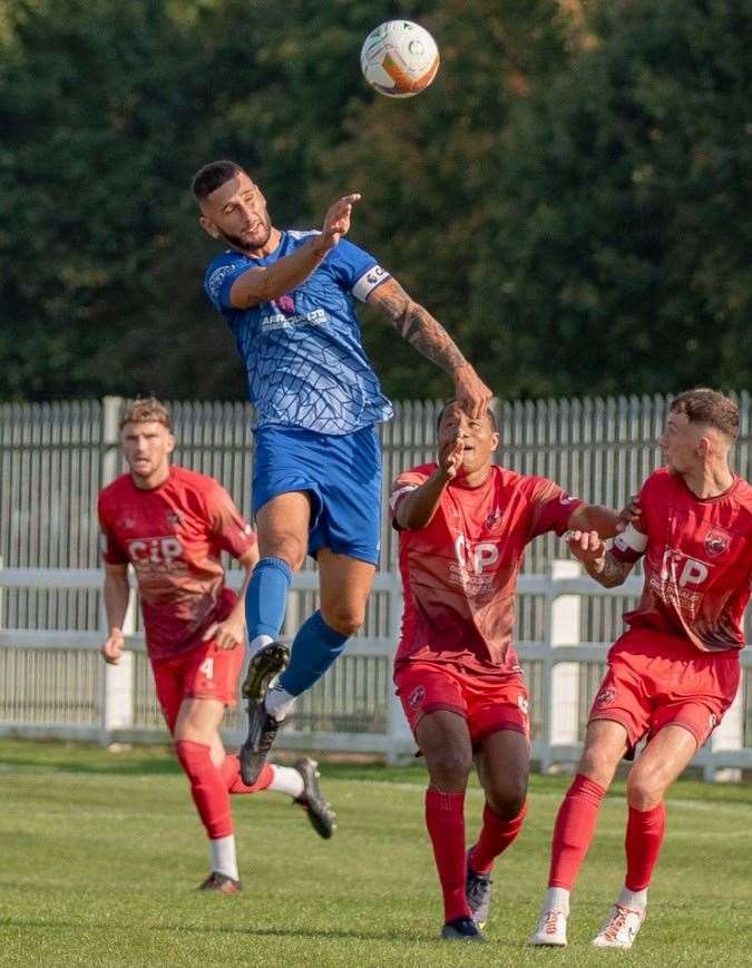Kemal Yeniberitiz wins a header. Photo: Steve Nesbitt @linscsnapper