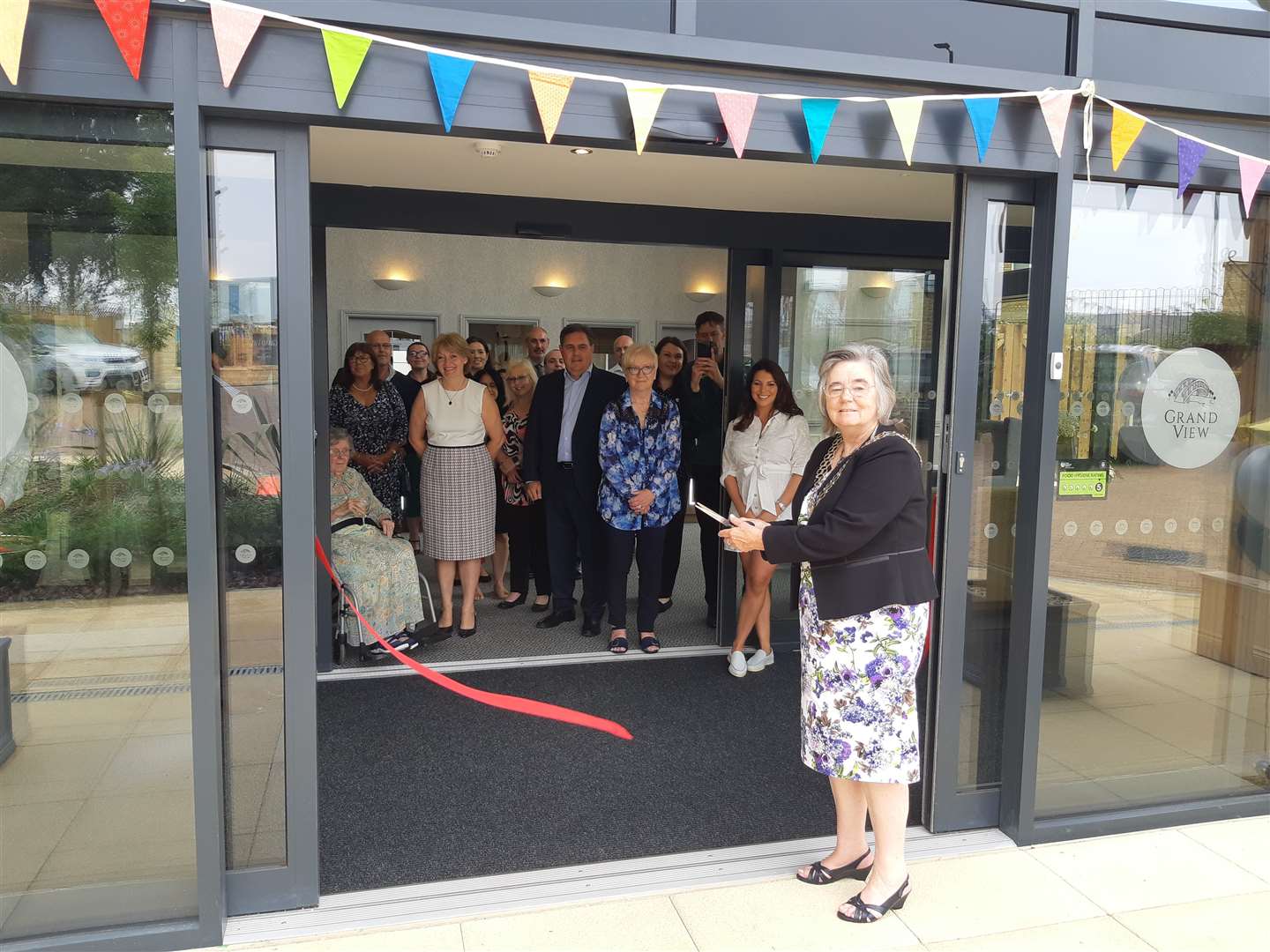 Mayor Gloria Johnson cuts the ribbon