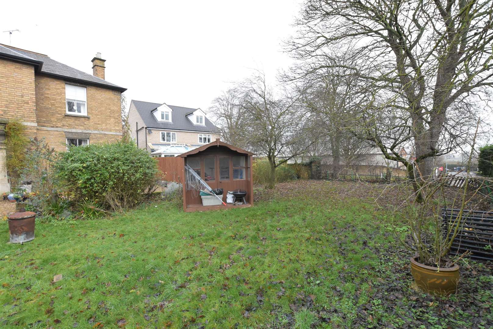 The spacious garden and shed