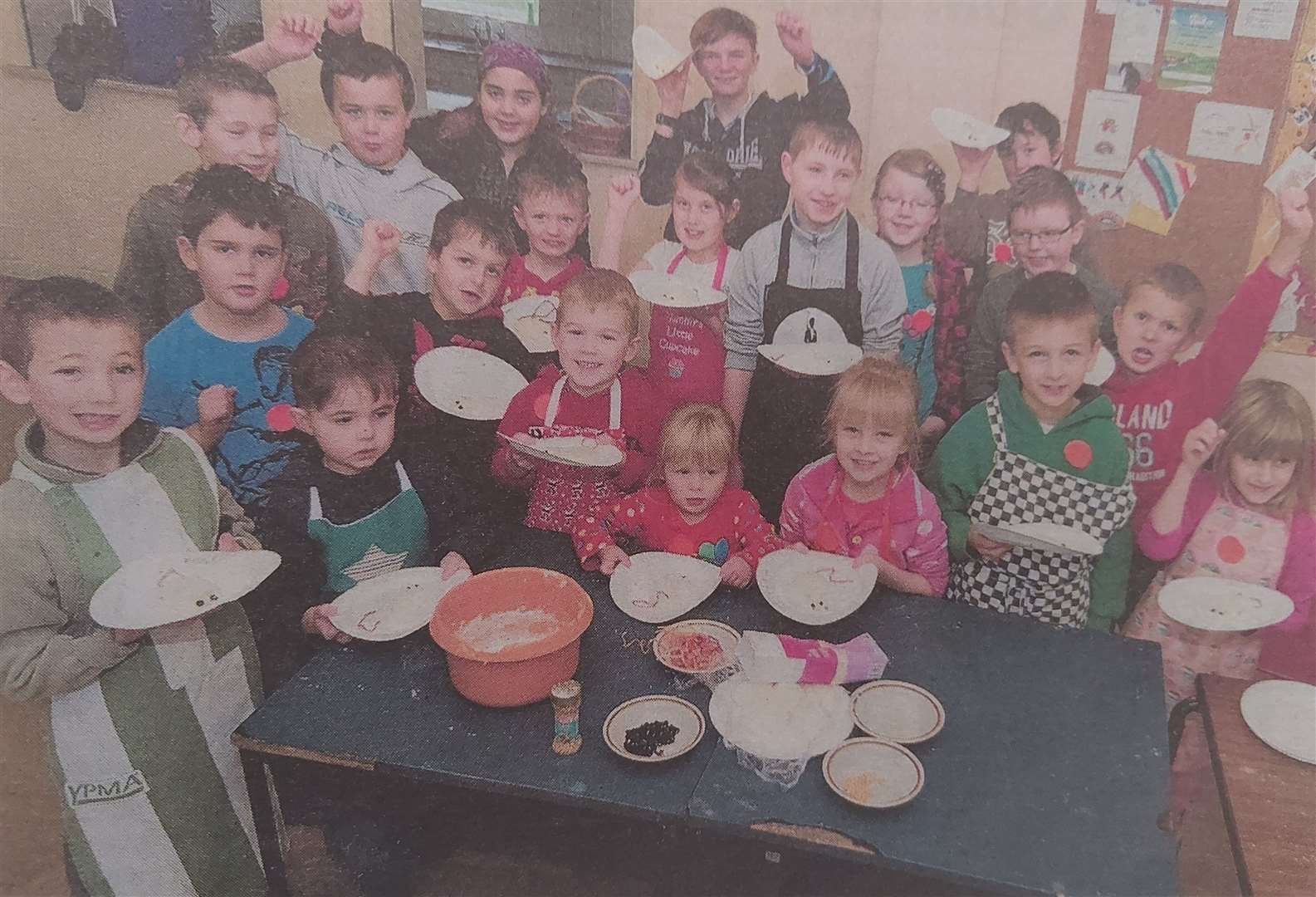 Children making sugar mice (53966714)