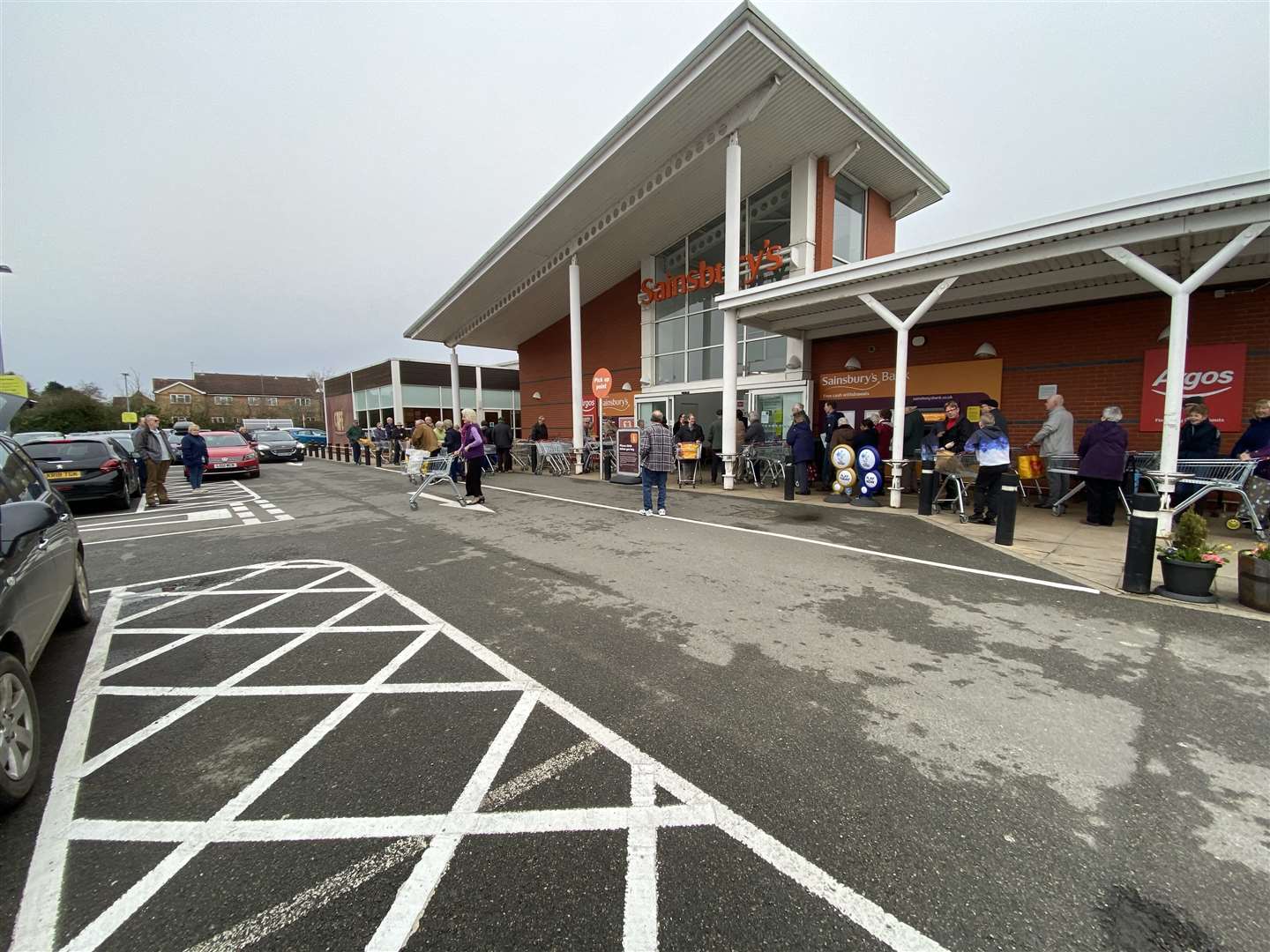 Queues at Sainsbury's in Bourne during Thursday's elderly shopping hour (32098526)