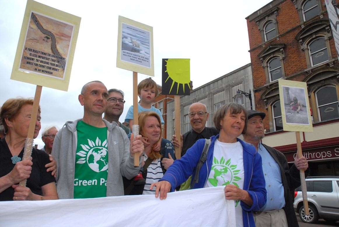 Global Climate Strike dampaigners in Spalding raise concerns about acid rain, melting ice caps and increased carbon footprint. Photo (TIM WILSON): SG-200919-029TW