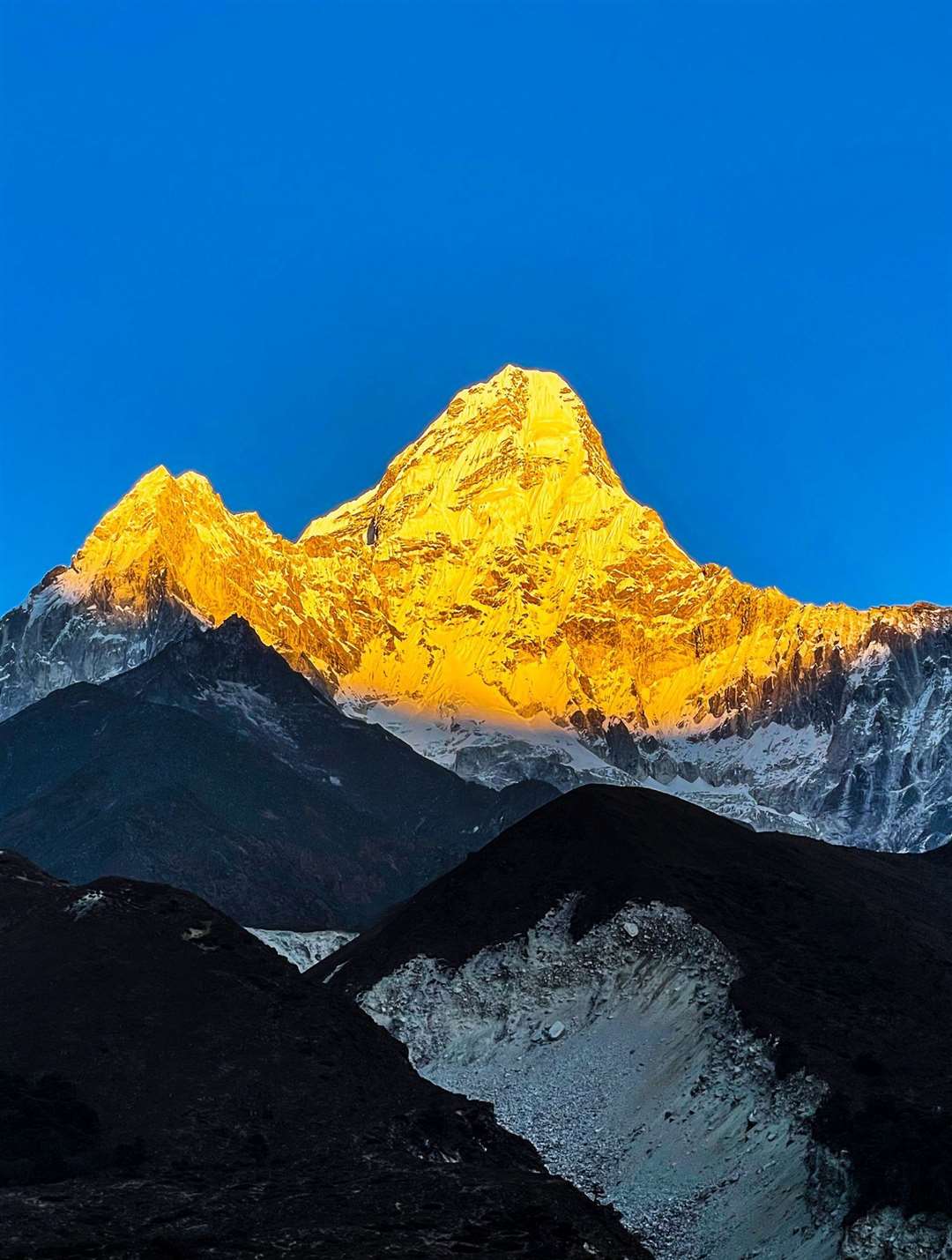The summit of Ama Dablam stands at a towering 6,812m (61028326)