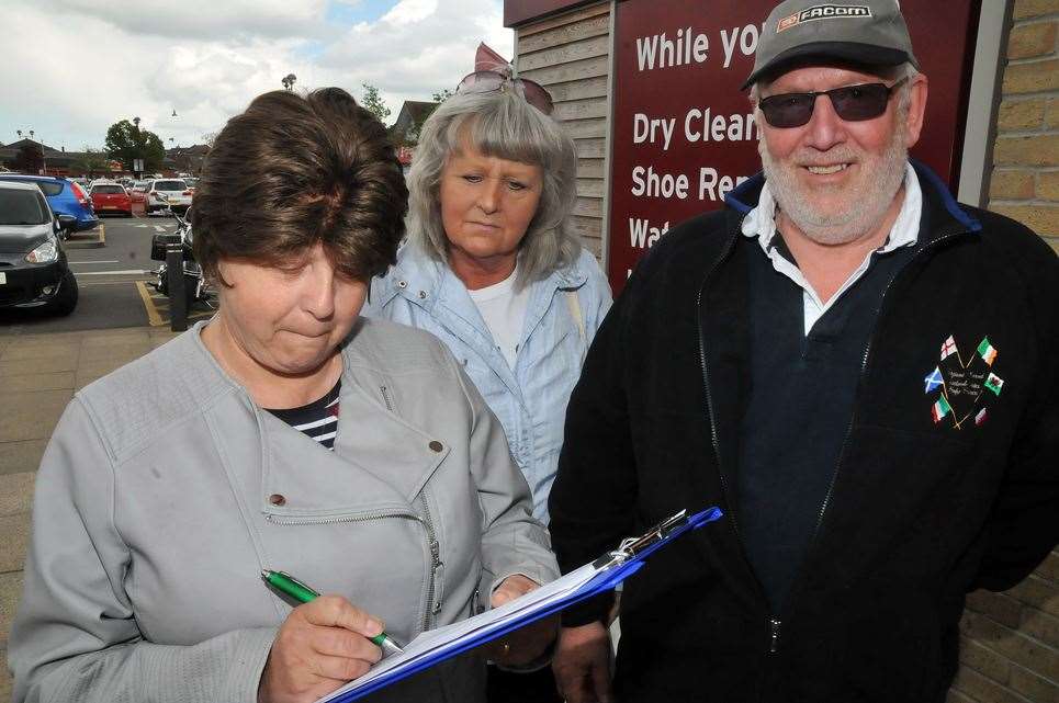 Shoppers sign in support of residents battling against the route of Spalding Western Relief Road. (110519-14)