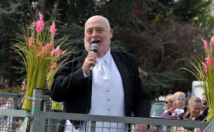 Singer Jeff Woods (Pavanotti) entertained the crowds at Moulton Chapel Tuliptime Parade
