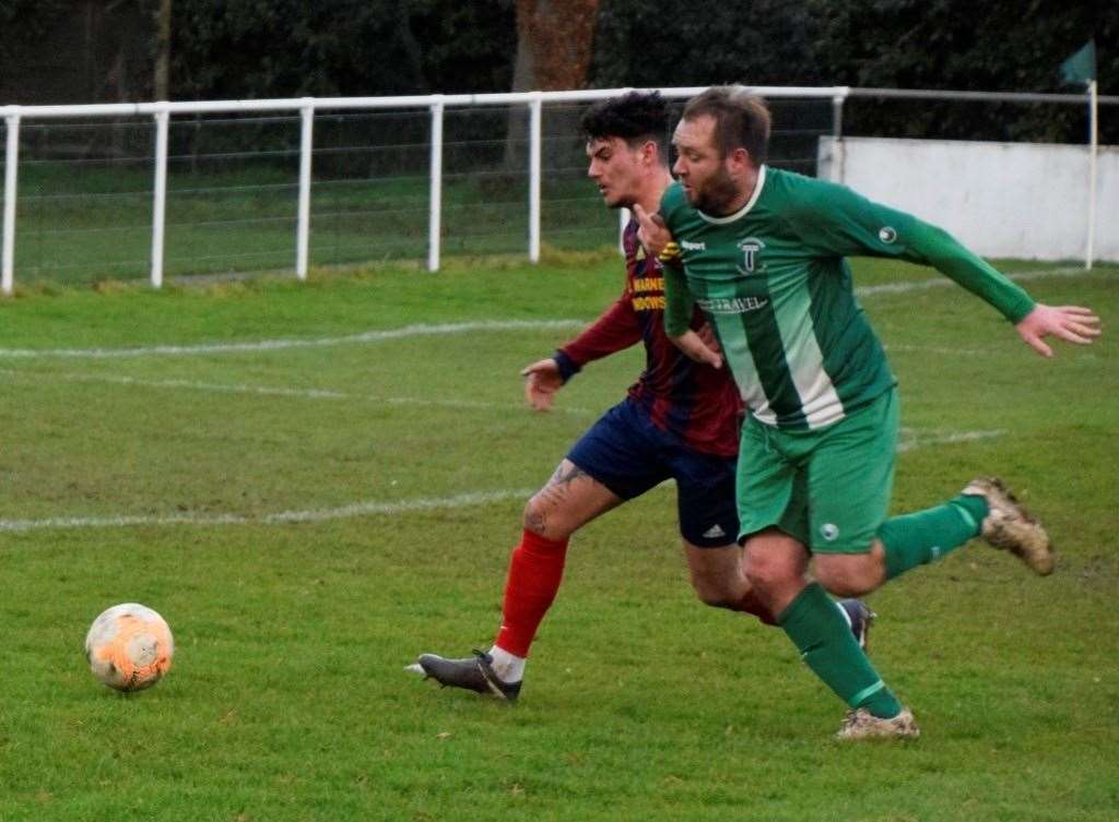 Lee Clarke battles for a loose ball in the box. Photo: Martin Davies (26034862)