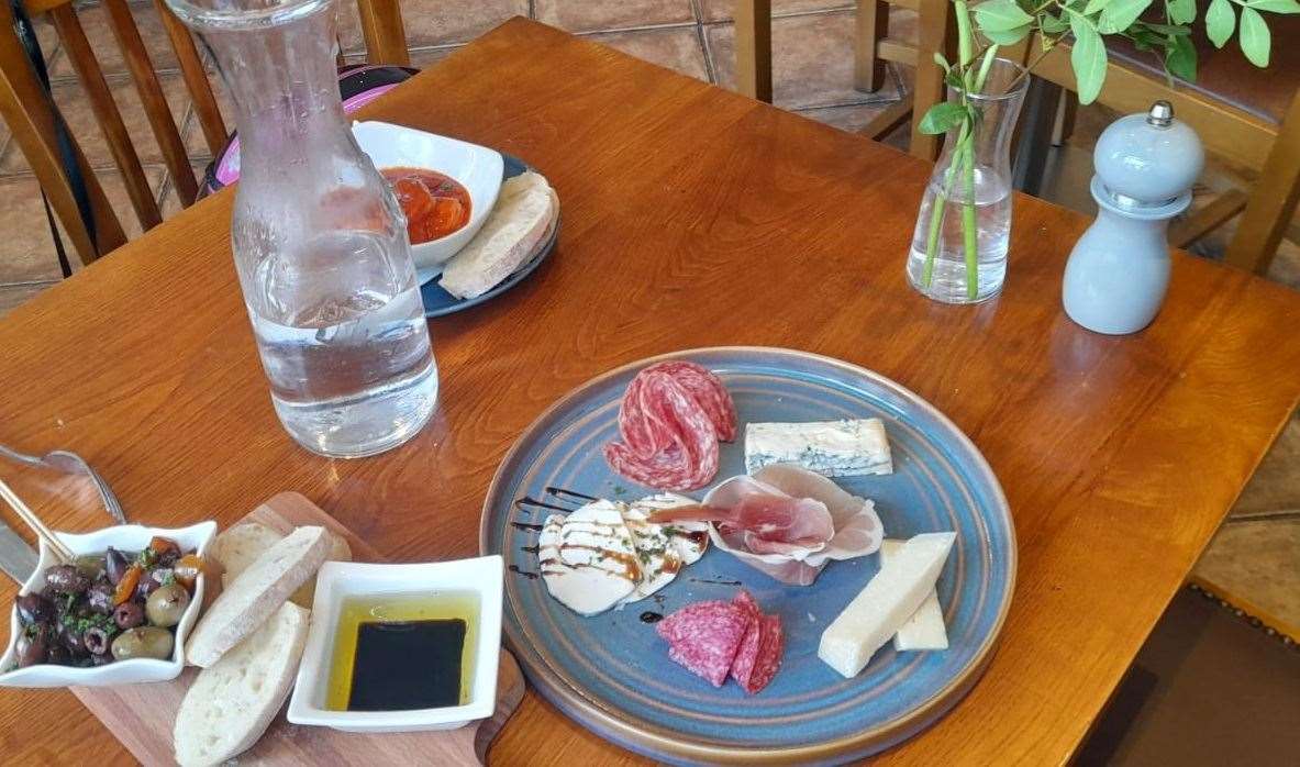 Antipasti, breads with dipping oils and a starter of Gamberoni Piccanti with marinated olives