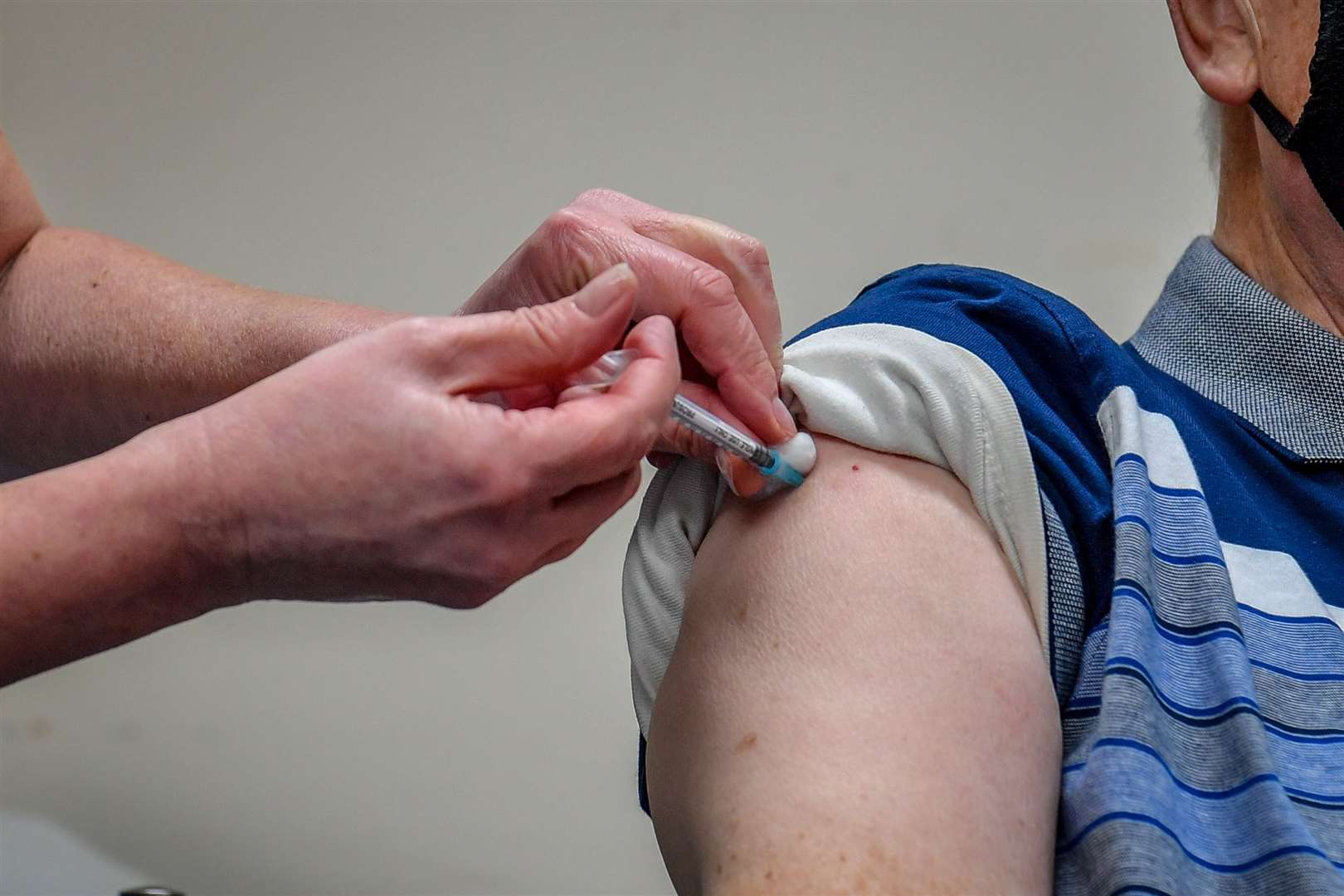 A Covid-19 vaccine is administered (44290323)