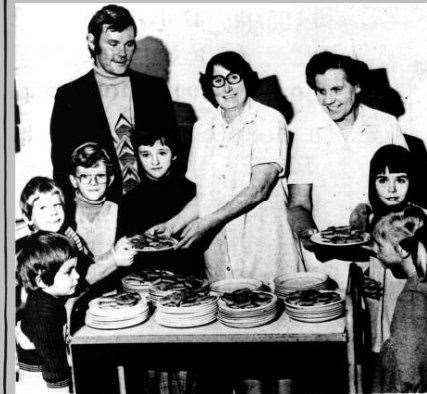 Peter with pupils and two Dinner ladies Mrs Kirkham and her assistant Mrs Astbury at Harlaxton Primary School