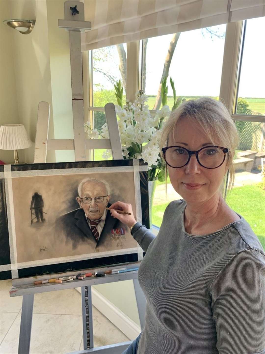 Artist Andrea Naylor with her portrait of Captain Tom Moore (34050230)