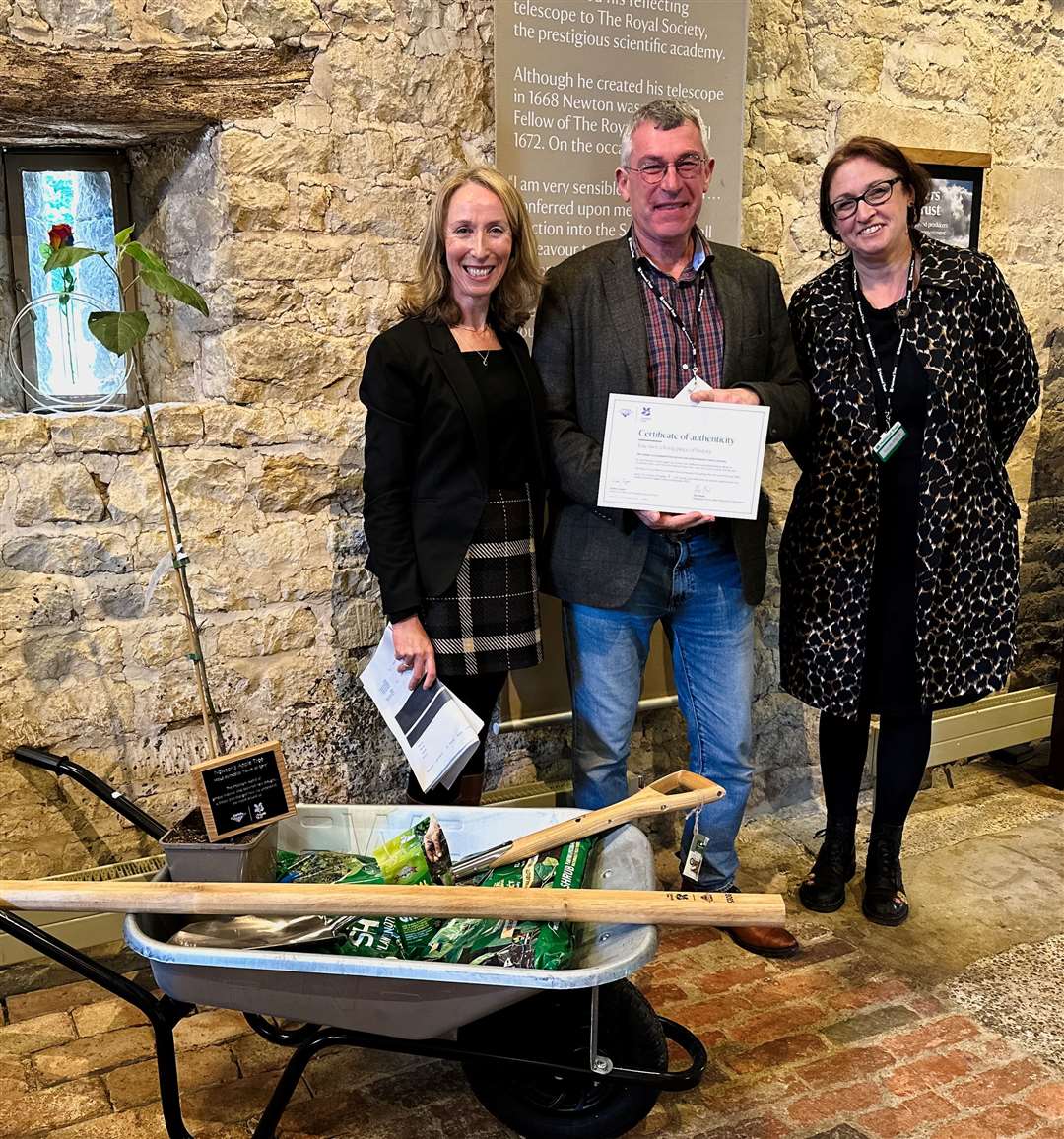 Jill Kerr with the representatives of Roger Keeling. Photo: Blue Diamond / Daniela Corriza
