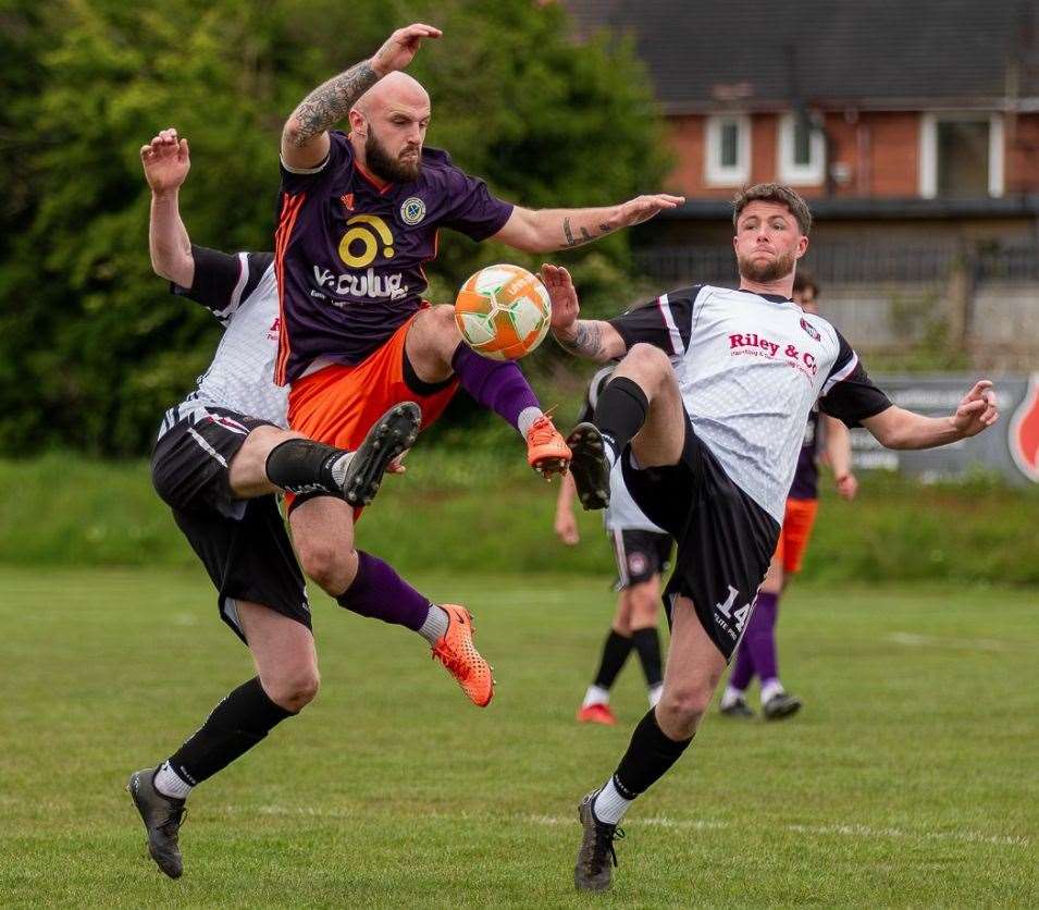 Jack Gurney wins the ball. Photo: Steve Nesbitt @lincssnapper