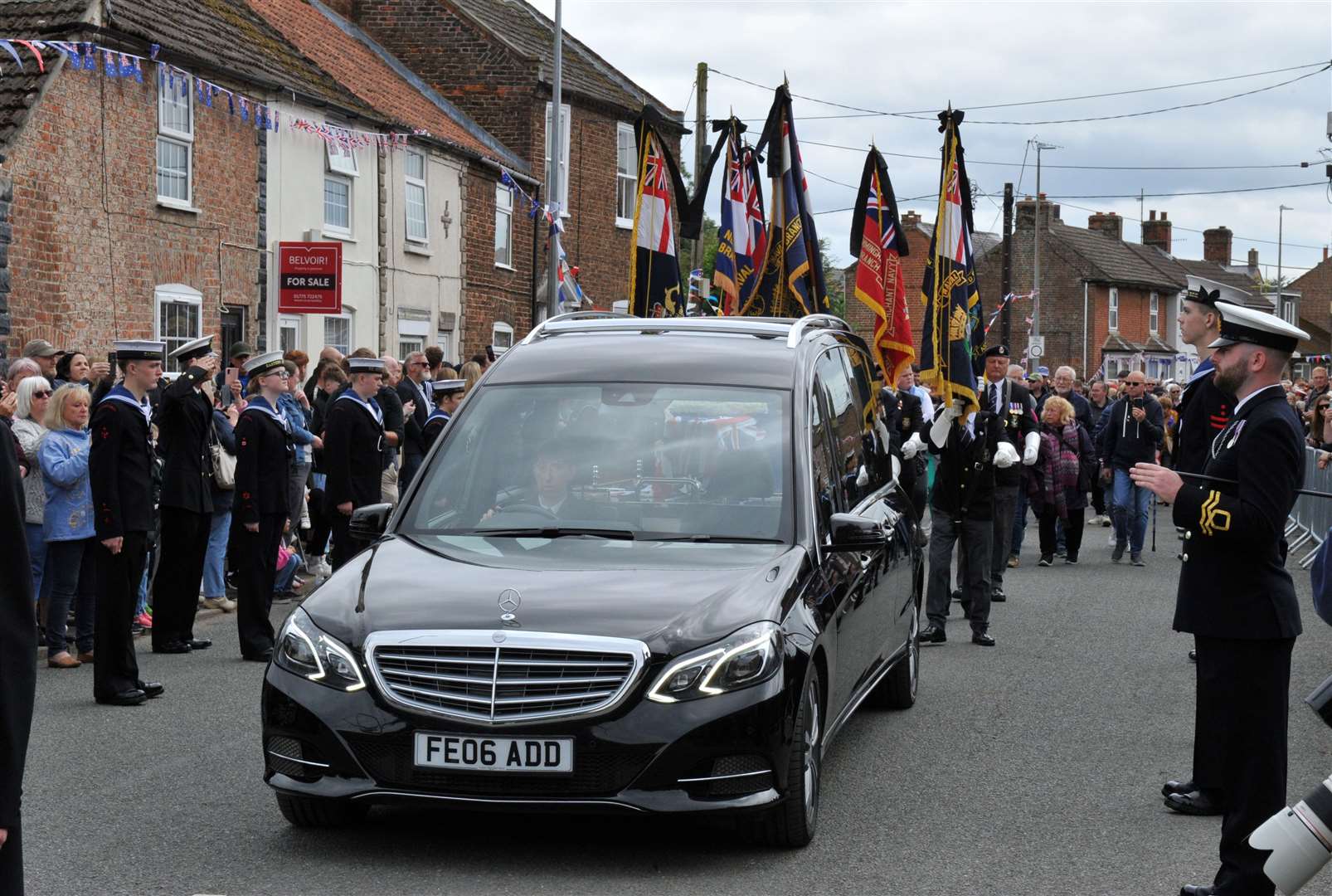 The hearse carrying Matthew Flinders passes through the guard of honour