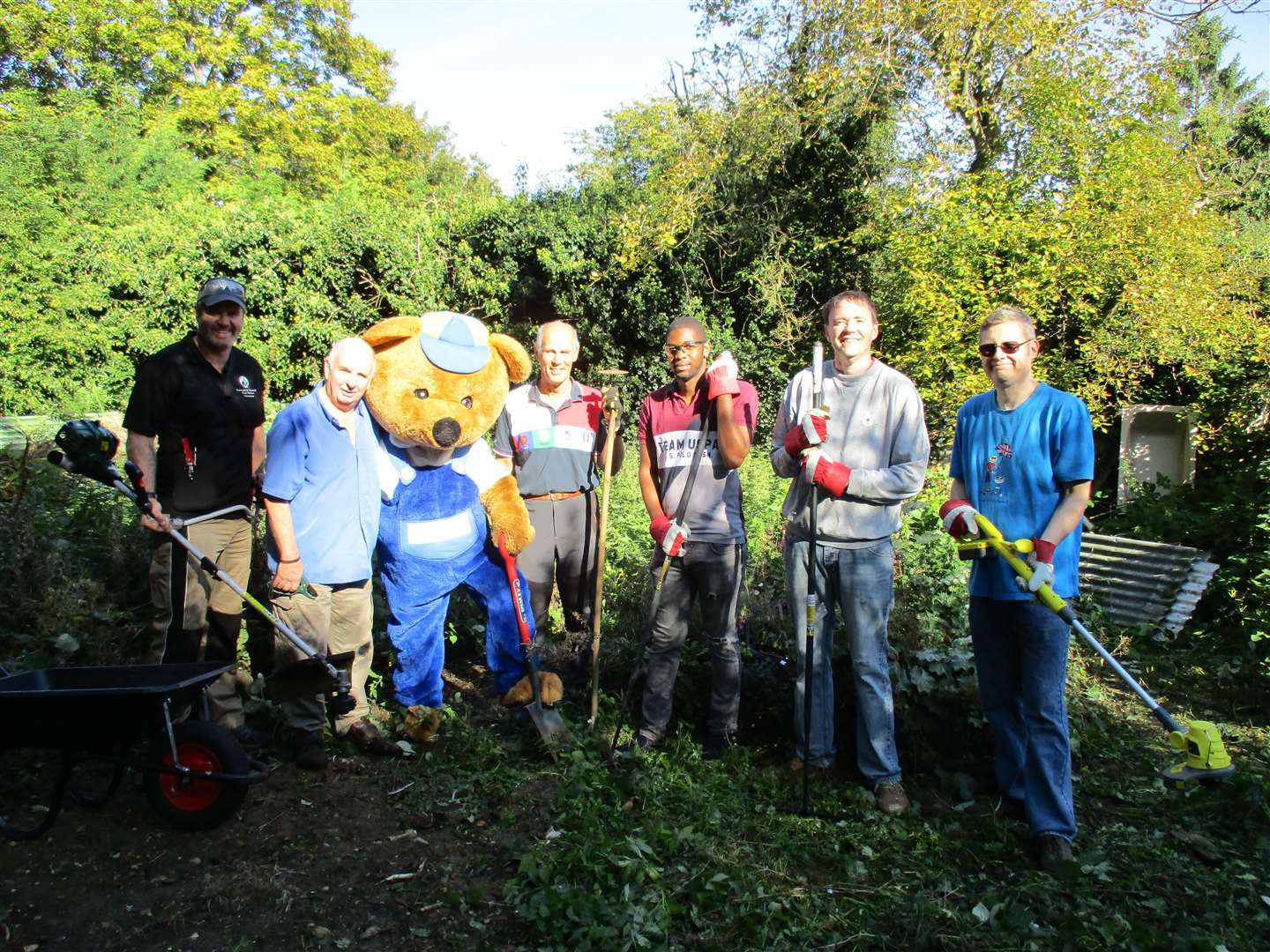 Dominic Brister, Tony Jones, Eddy the charity's new mascot, Pete Brister, and Phillip Chatya, Robert Norton and Matt Vallance from Cummins