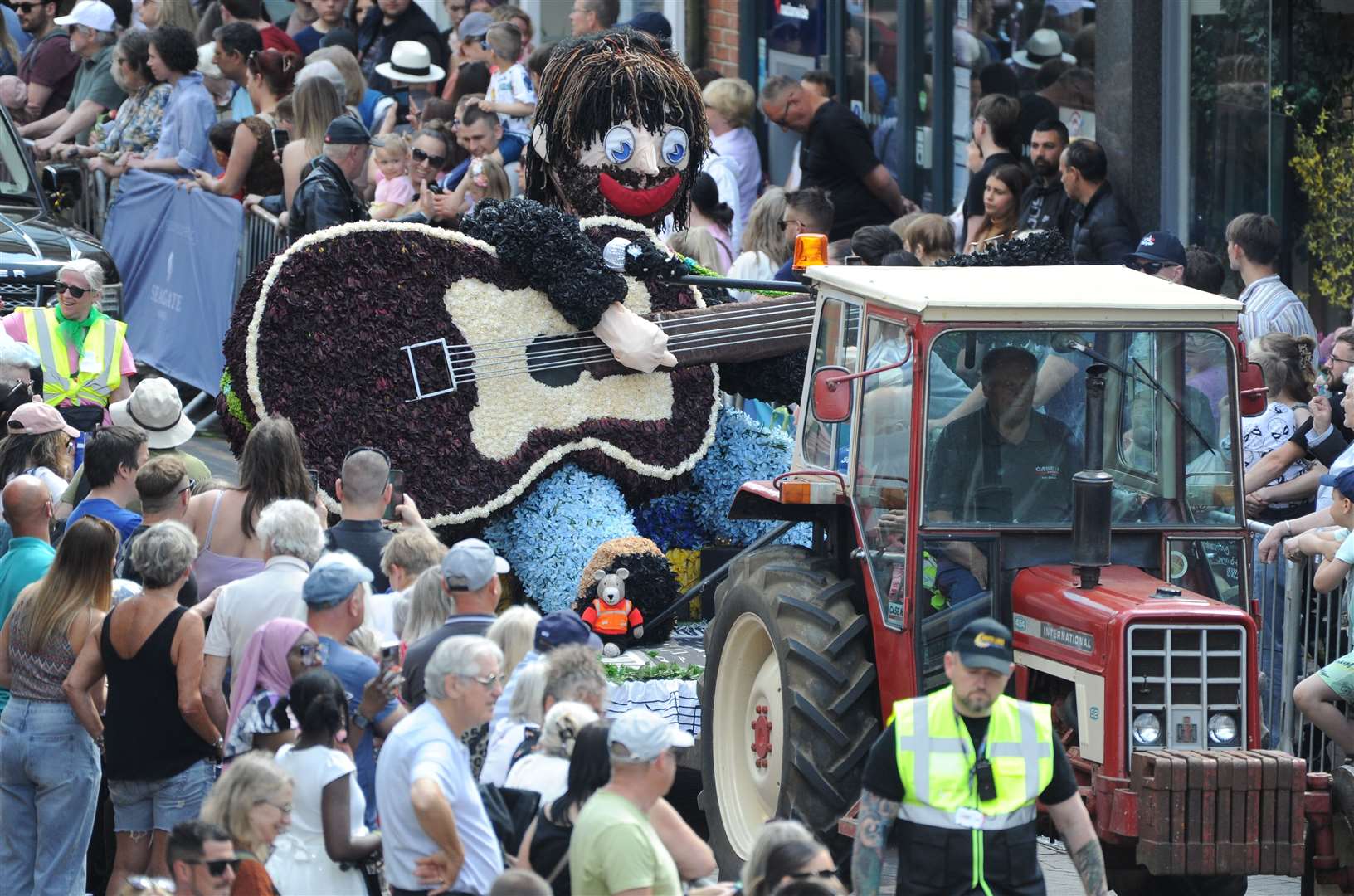 Crowds admire this float PHOTO: CHRIS LOWNDES
