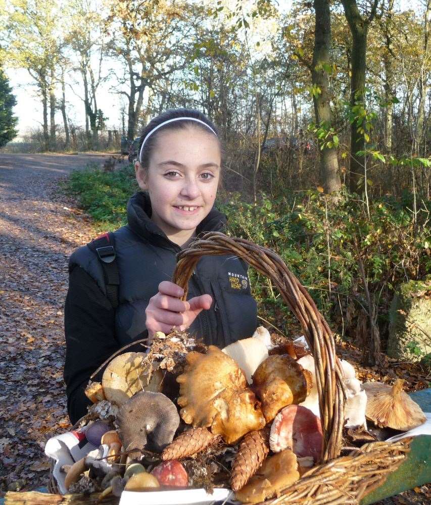 Darcey Dunne and fungi (59800221)
