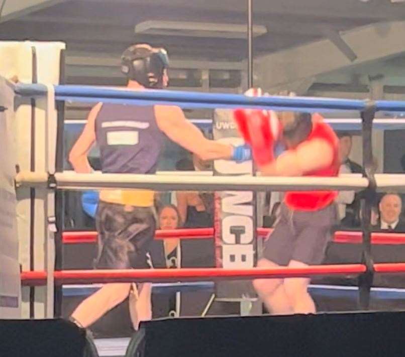 Lennon Gilbert, dark vest, in the third round.