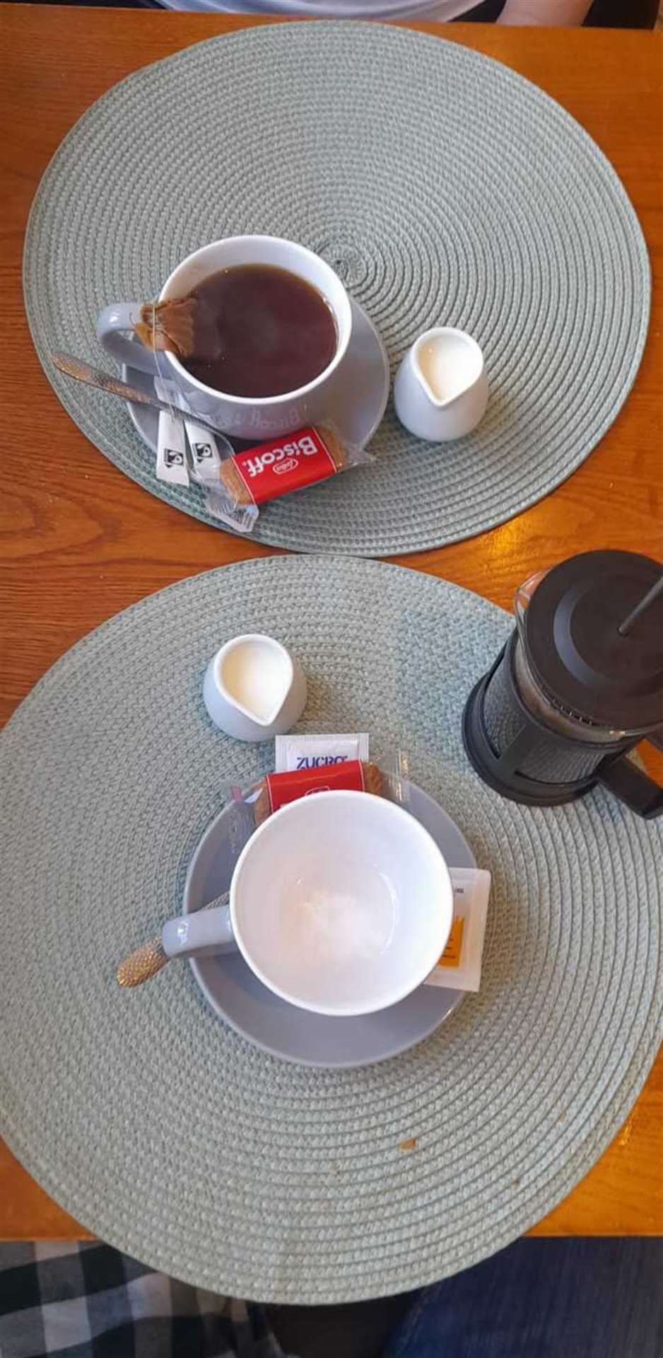 Coffee and tea with Biscoff biscuits