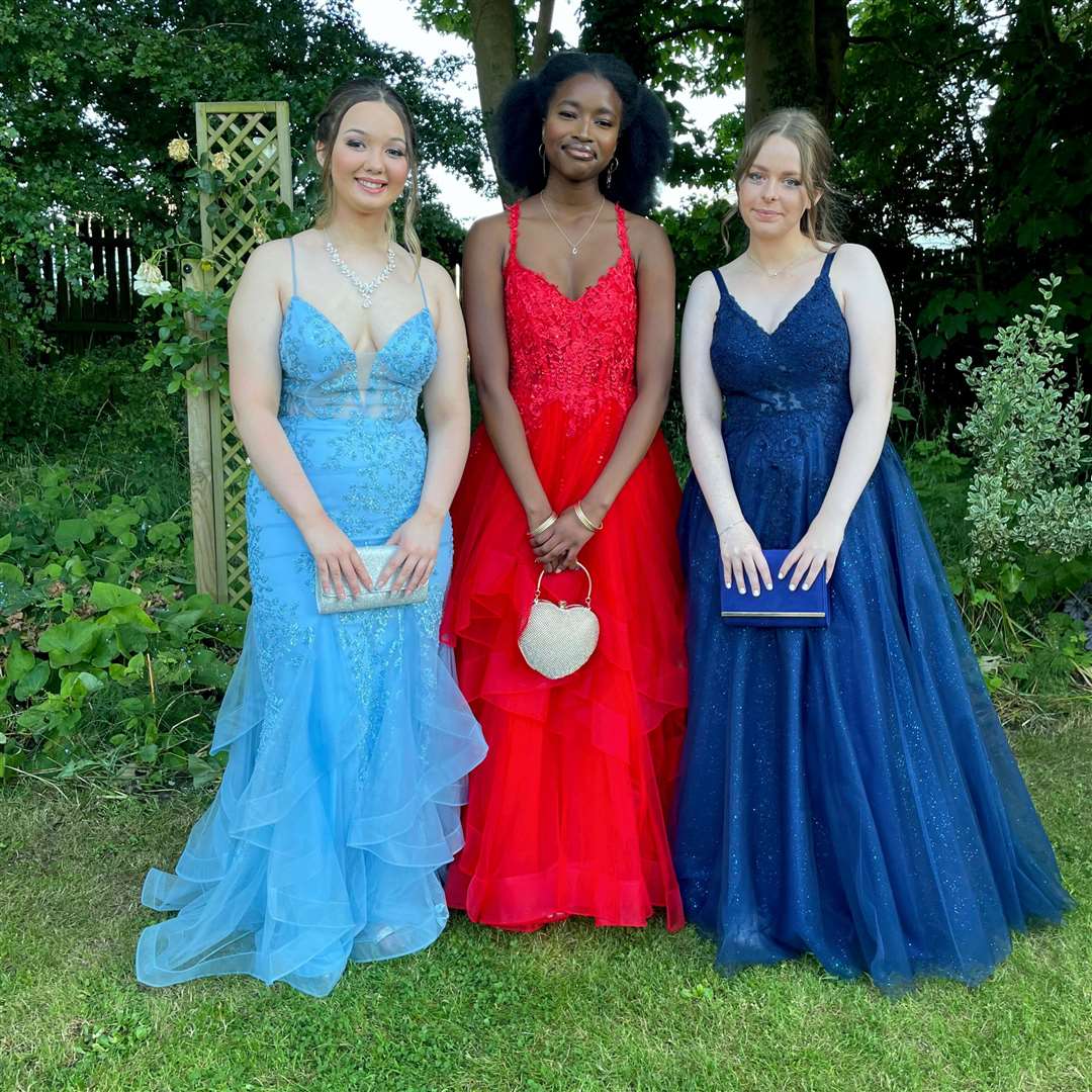 These pals are looking glam for their big night