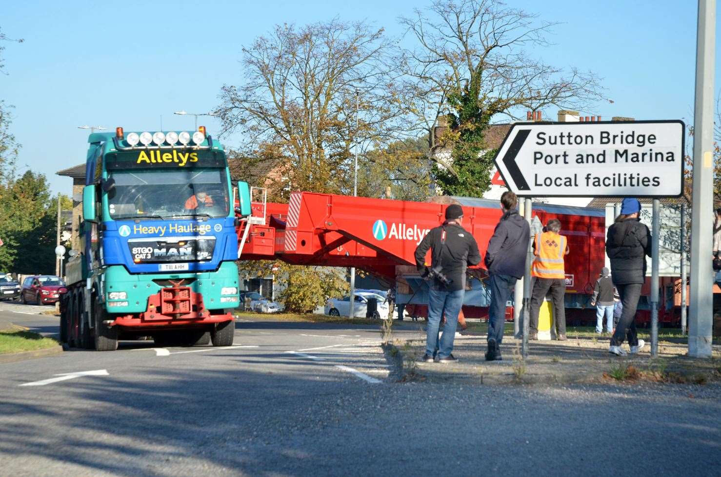Abnormal load leaves Sutton Bridge Port at 0930. (55724695)