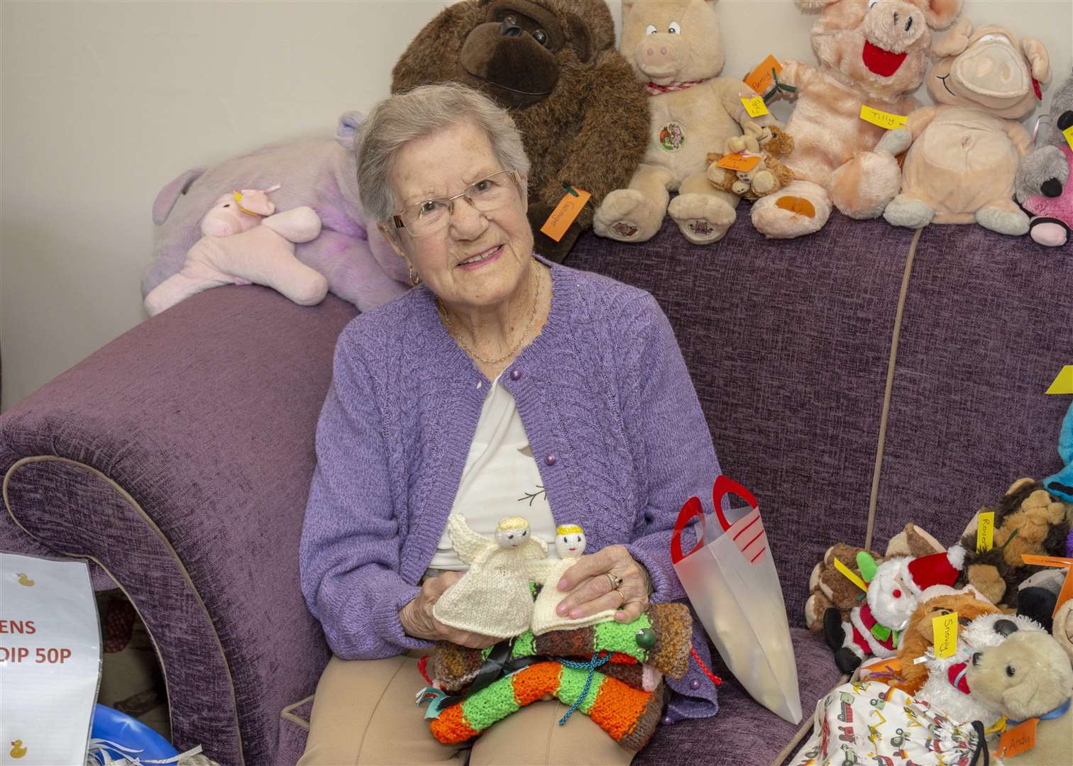 Residenty Ruby Hoare (99) mans the tombola (3588149)