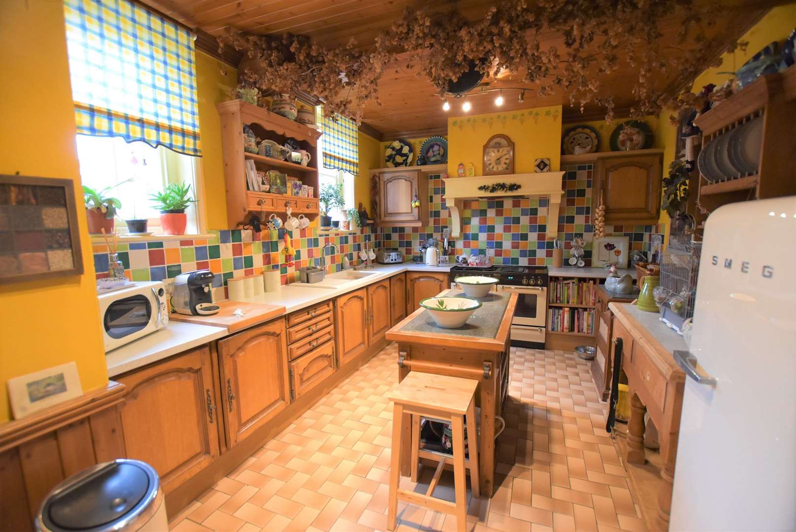 The vibrant kitchen/breakfast room