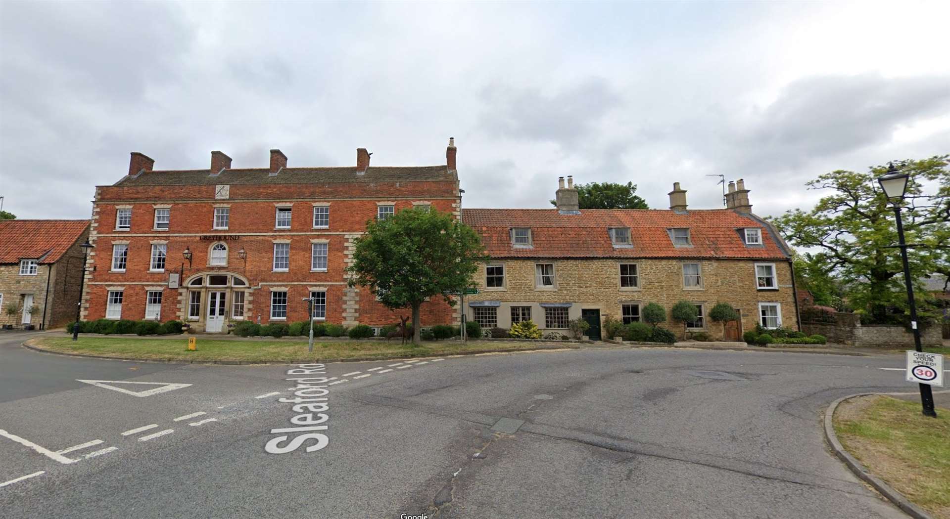 Plans have been submitted to reinstate pre-Second World War iron railings in a Lincolnshire village.