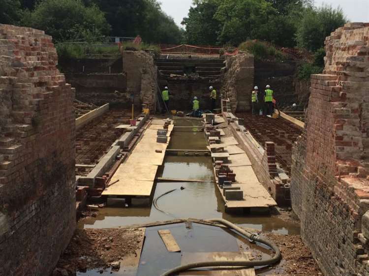 Volunteers work on lock 15 of Grantham Canal. (17066143)