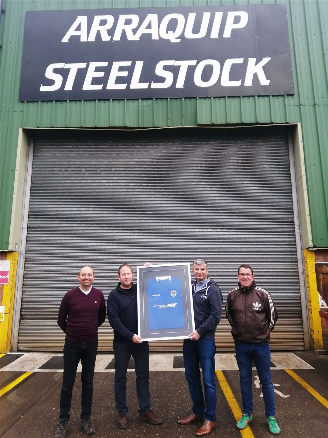 Harrowby presenting their new kit to main sponsor Arraquip (42650300)