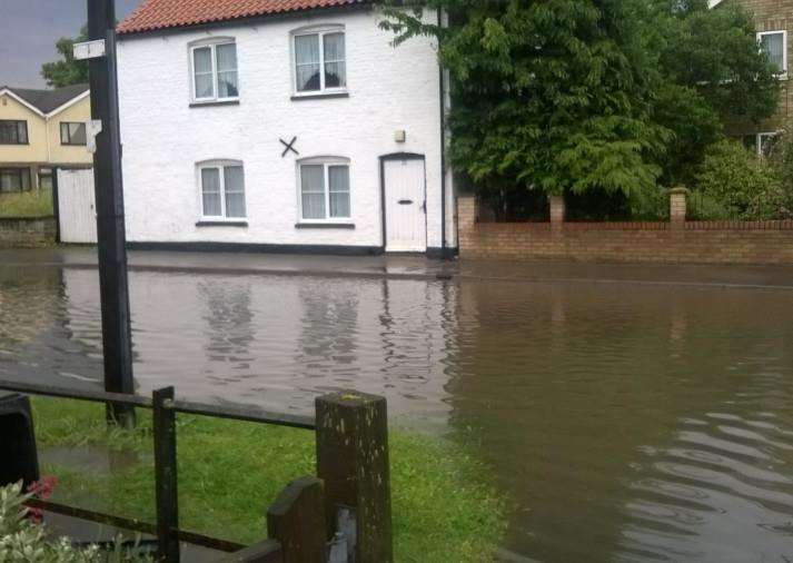 Flooding in the Deepings. Photo: Jess Green EMN-140526-150429001