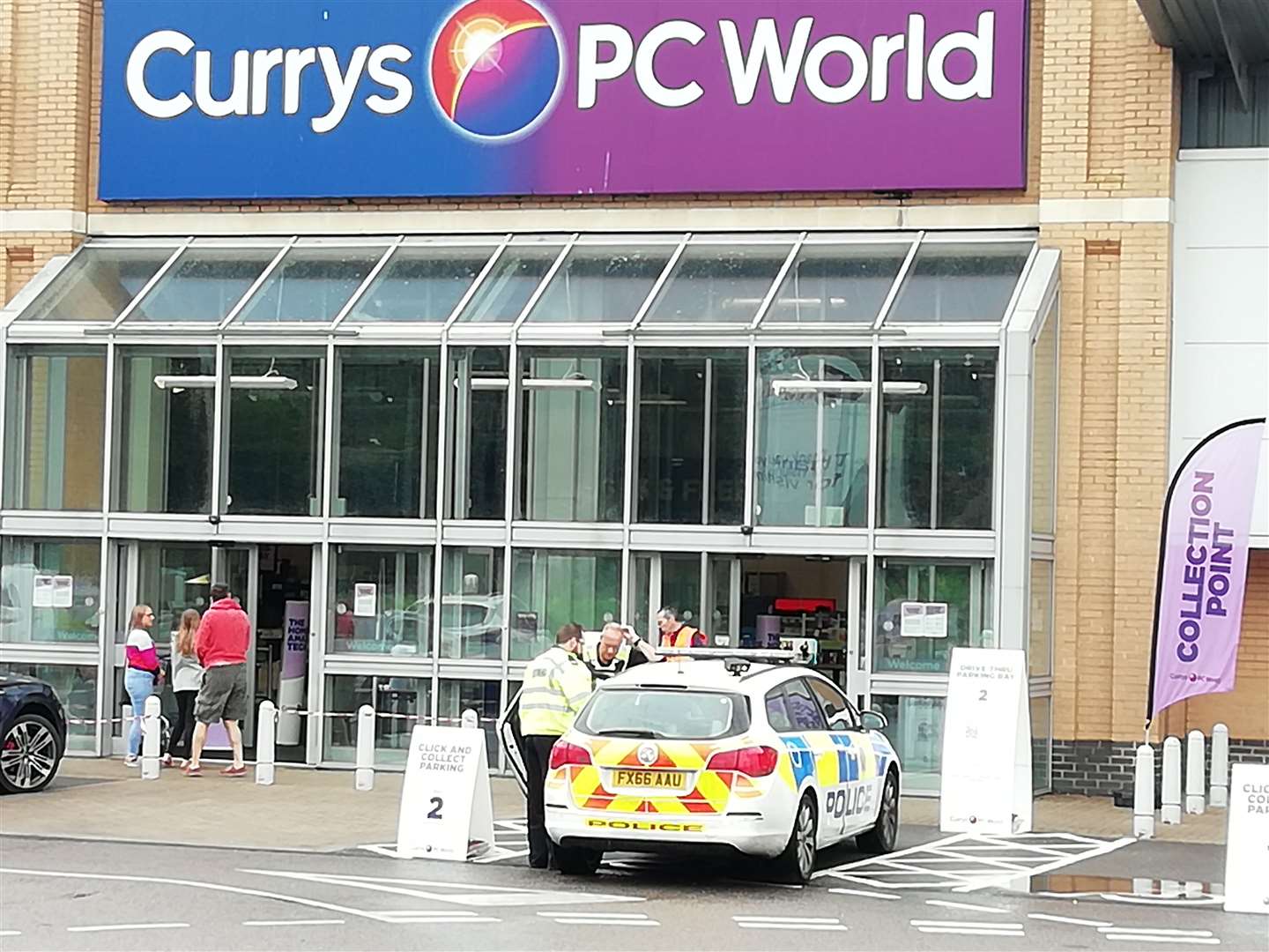 Police at Currys PC World in Stamford this afternoon (July 7)