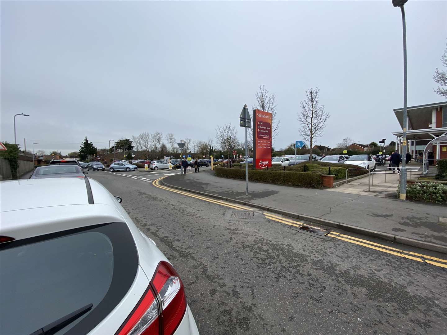 Queues at Sainsbury's in Bourne during Thursday's elderly shopping hour (32098524)