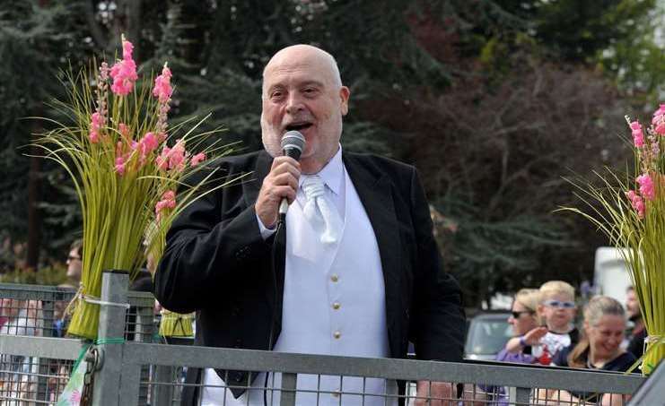 Singer Jeff Woods (Pavanotti) entertained the crowds at Moulton Chapel Tuliptime Parade