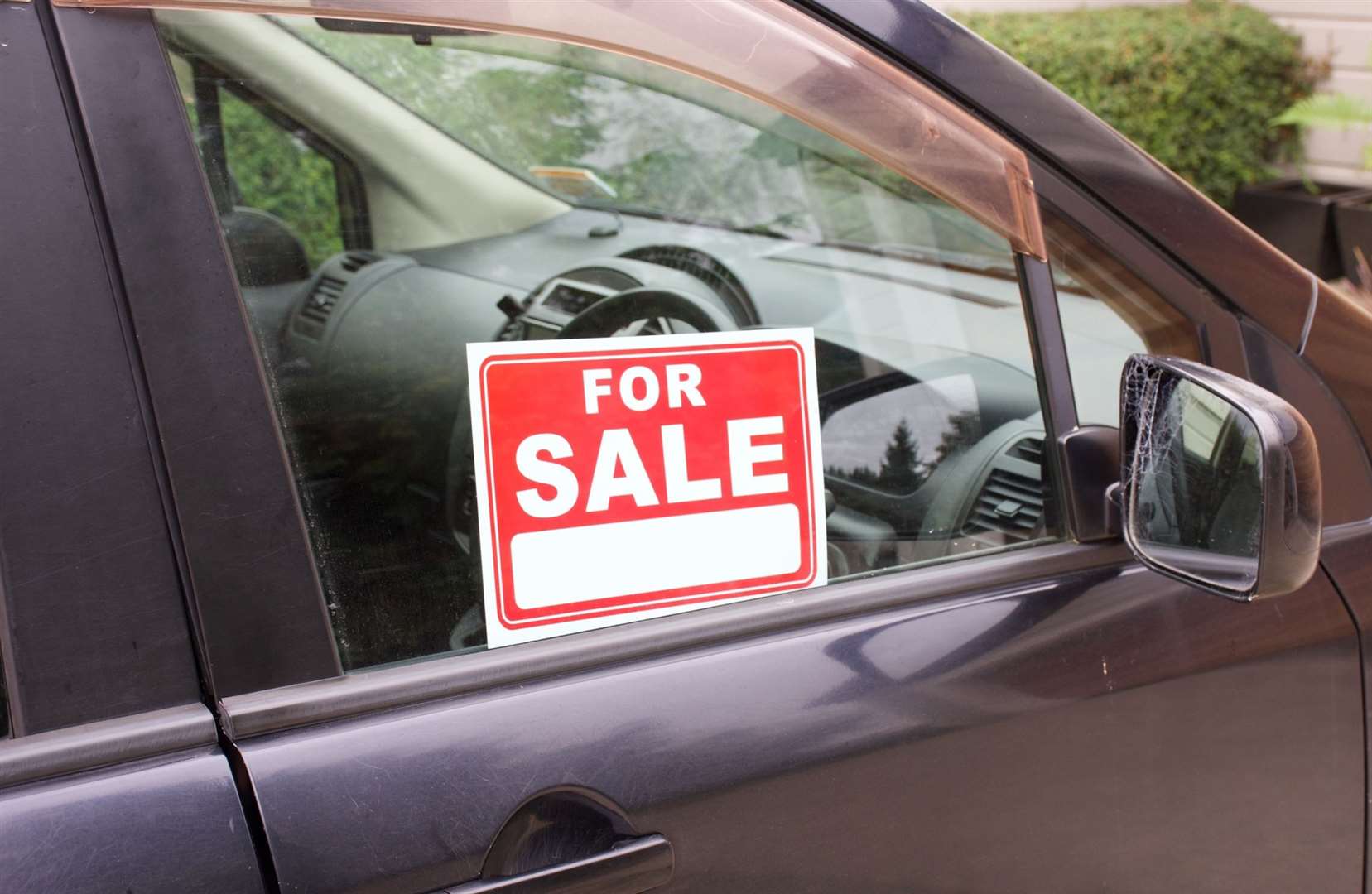 A 'for sale' sign in a car window. Photo: istock