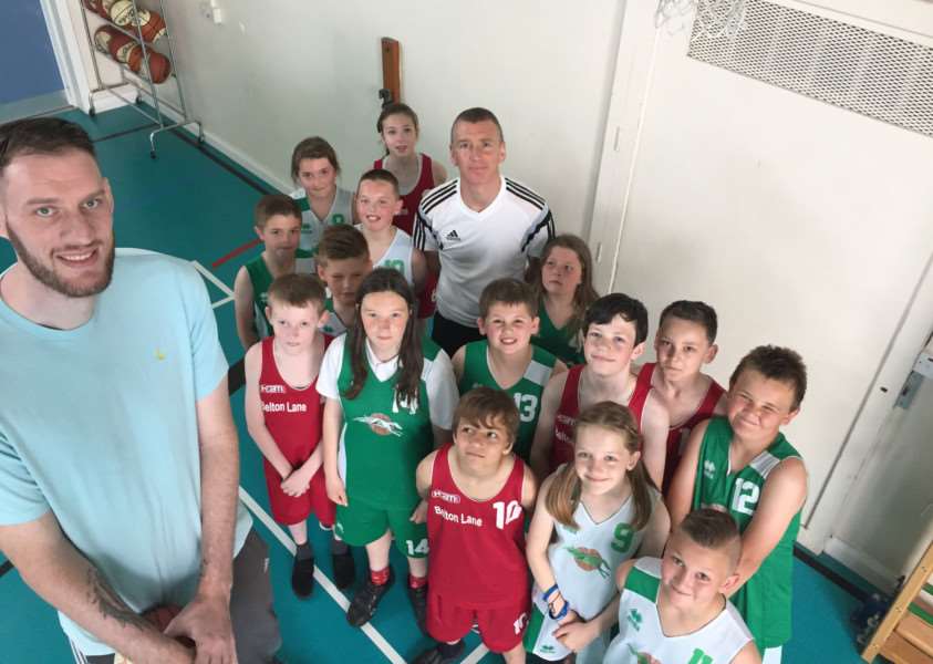 Harlem Globetrotter Paul 'Tiny' Sturgess with pupils from Belton Lane Primary School EMN-160525-153435001
