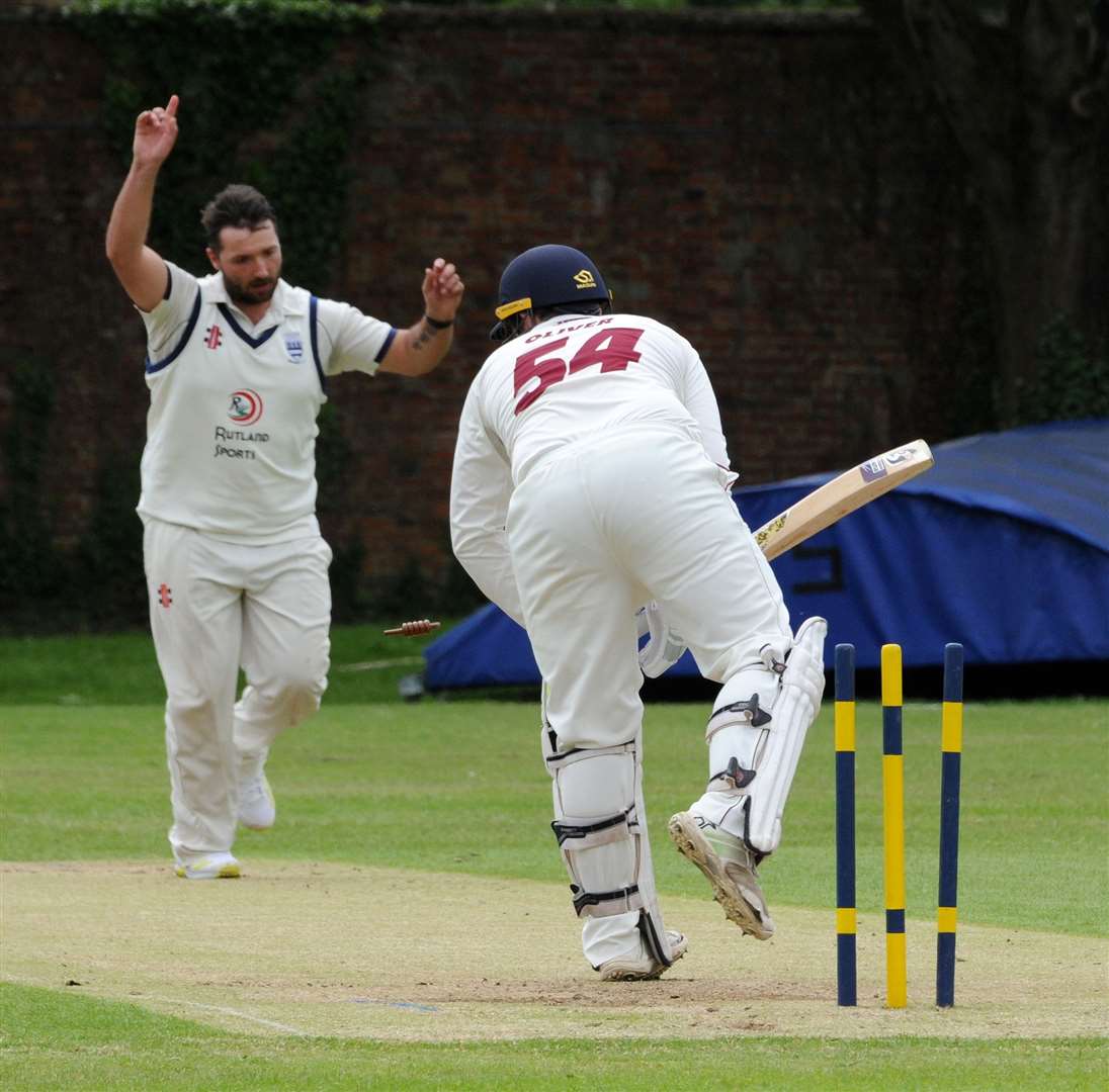 Dan Freeman bowls Nathan Oliver. Photo: Chris Lowndes