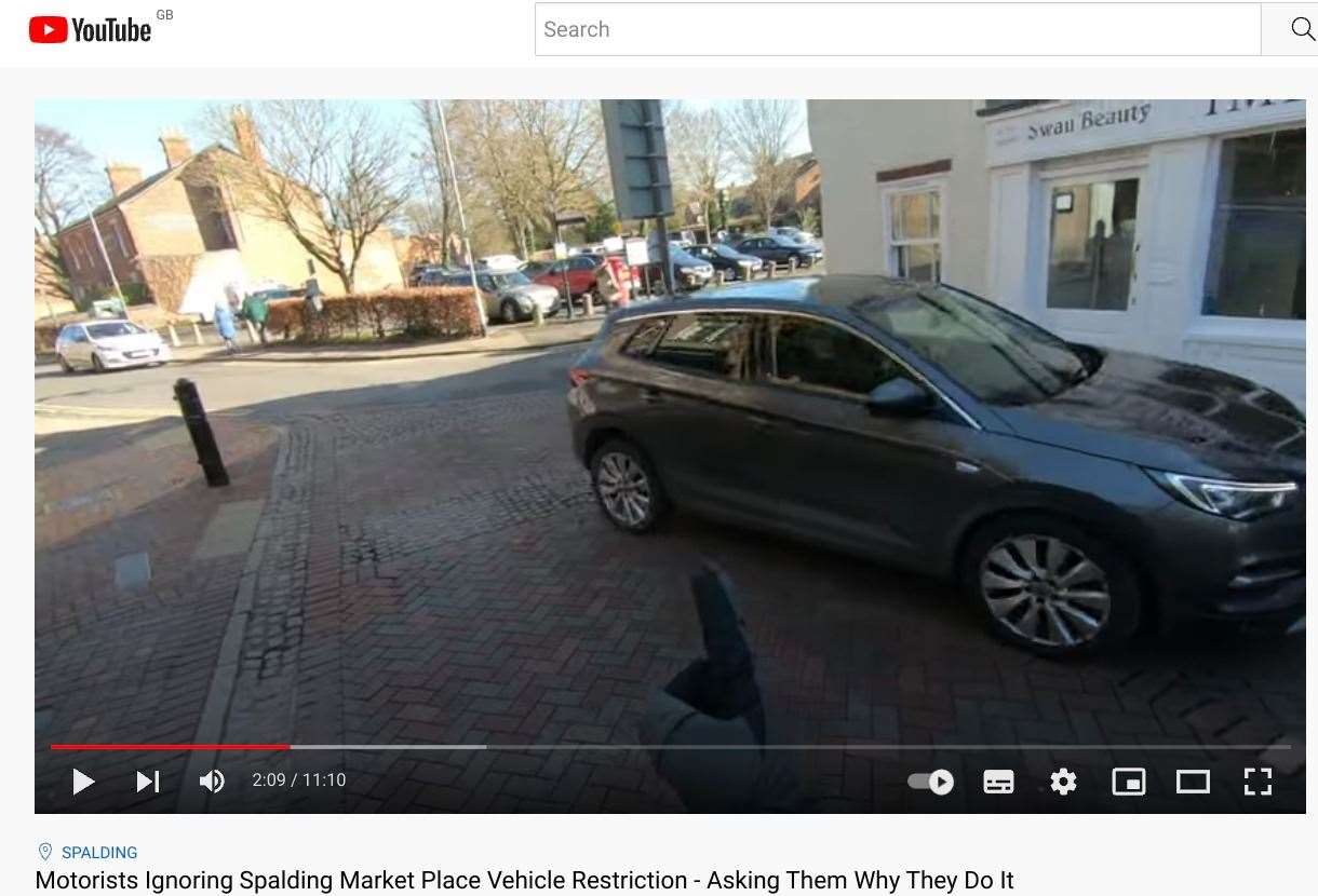 A resident confronted motorists, pointing out the sign they were ignoring in Broad Street Spalding town centre. Photo: Saddle Sore Budget Bike Rescue YouTube channel (55645877)