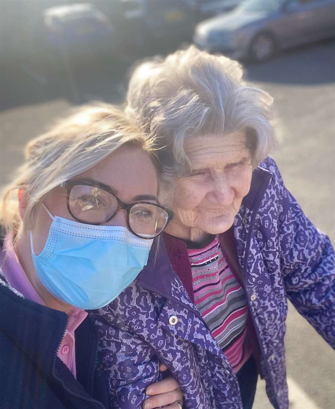 Residents at Newton House visited Place2bee. (53192798)