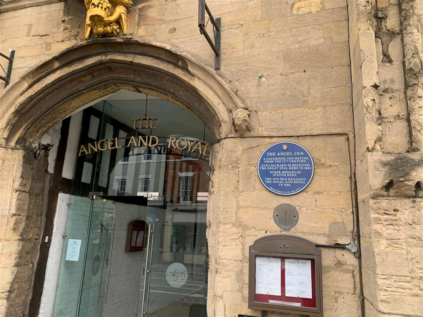 The existing plaque on the Angel and Royal in Grantham.