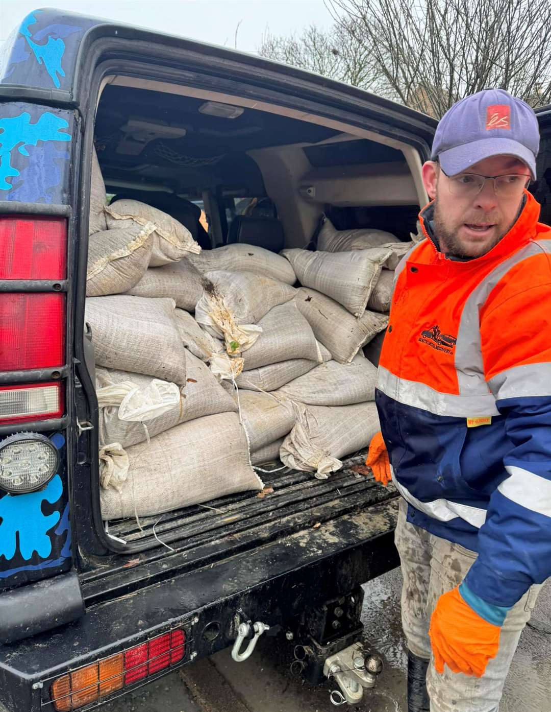 Members of the community distribute sand bags to those in need PHOTO: Leanne Clare Mansell