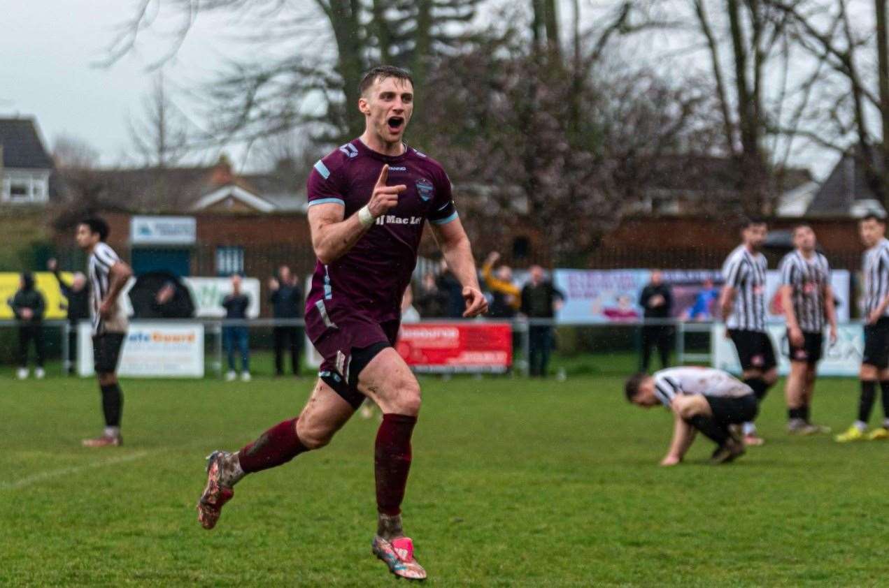 Robbie Ellis celebrates his winning goal. Photo: Dan Allen