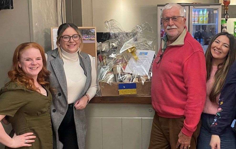 The Danish Belles quiz team and Duncan Wordsworth with the auctioned hamper donated by Maria Harvey on behalf of Lakeview Cattery