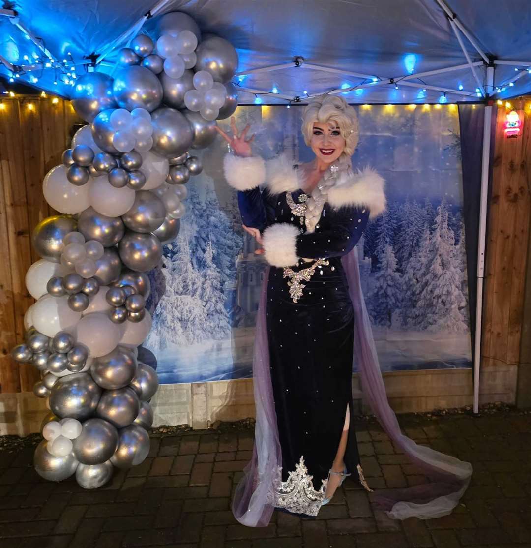 Elsa spread some festive joy