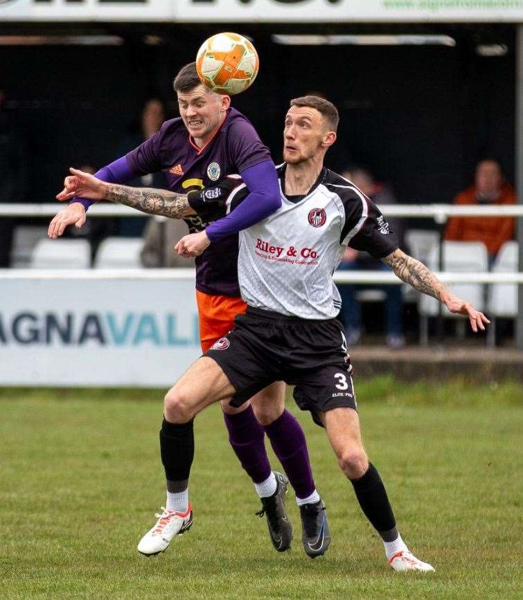 Harry Allcock battles for the ball. Photo: Steve Nesbitt @lincssnapper