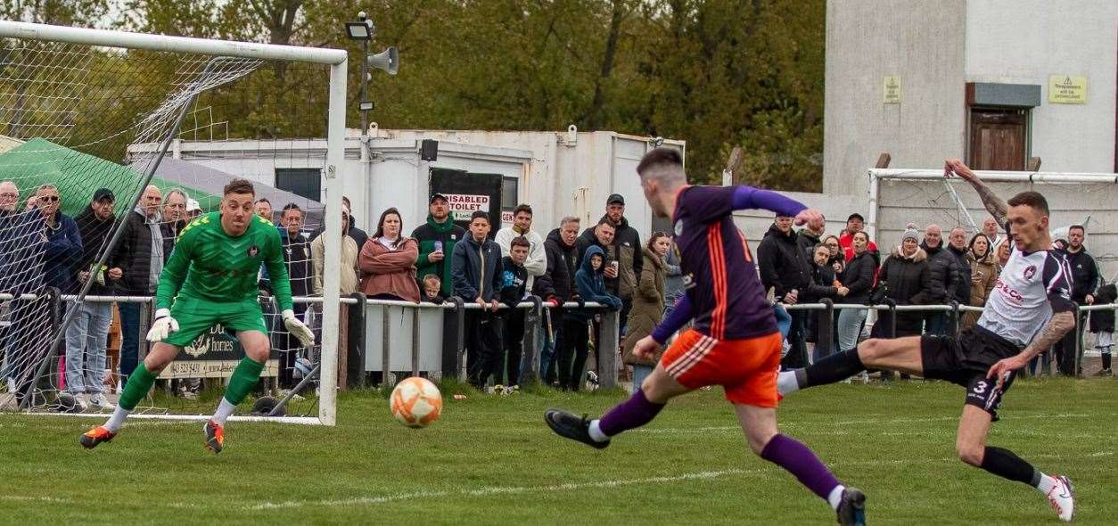 Harry Allcock scores the third goal. Photo: Steve Nesbitt @lincssnapper