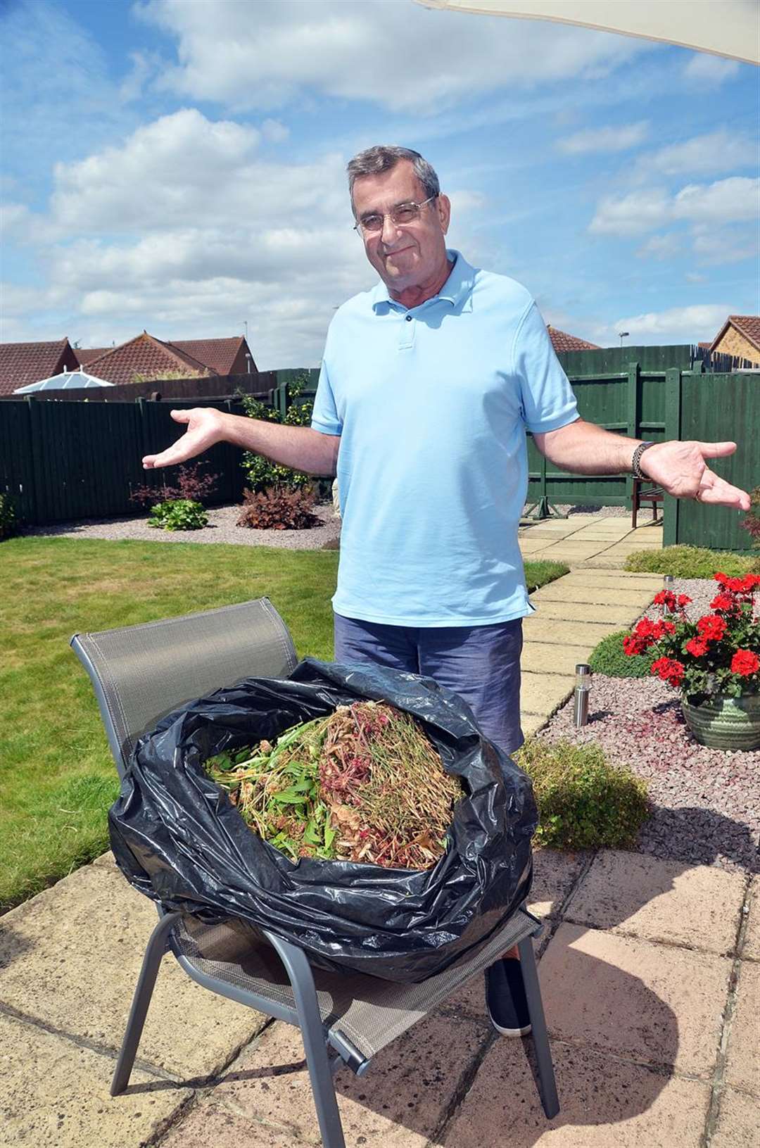 LONG WAIT: Jeffrey Newman has joined the district council's garden waste scheme but his promised wheelie bin has still not been delivered after two months of waiting. Photo (TIM WILSON): 010818131SG