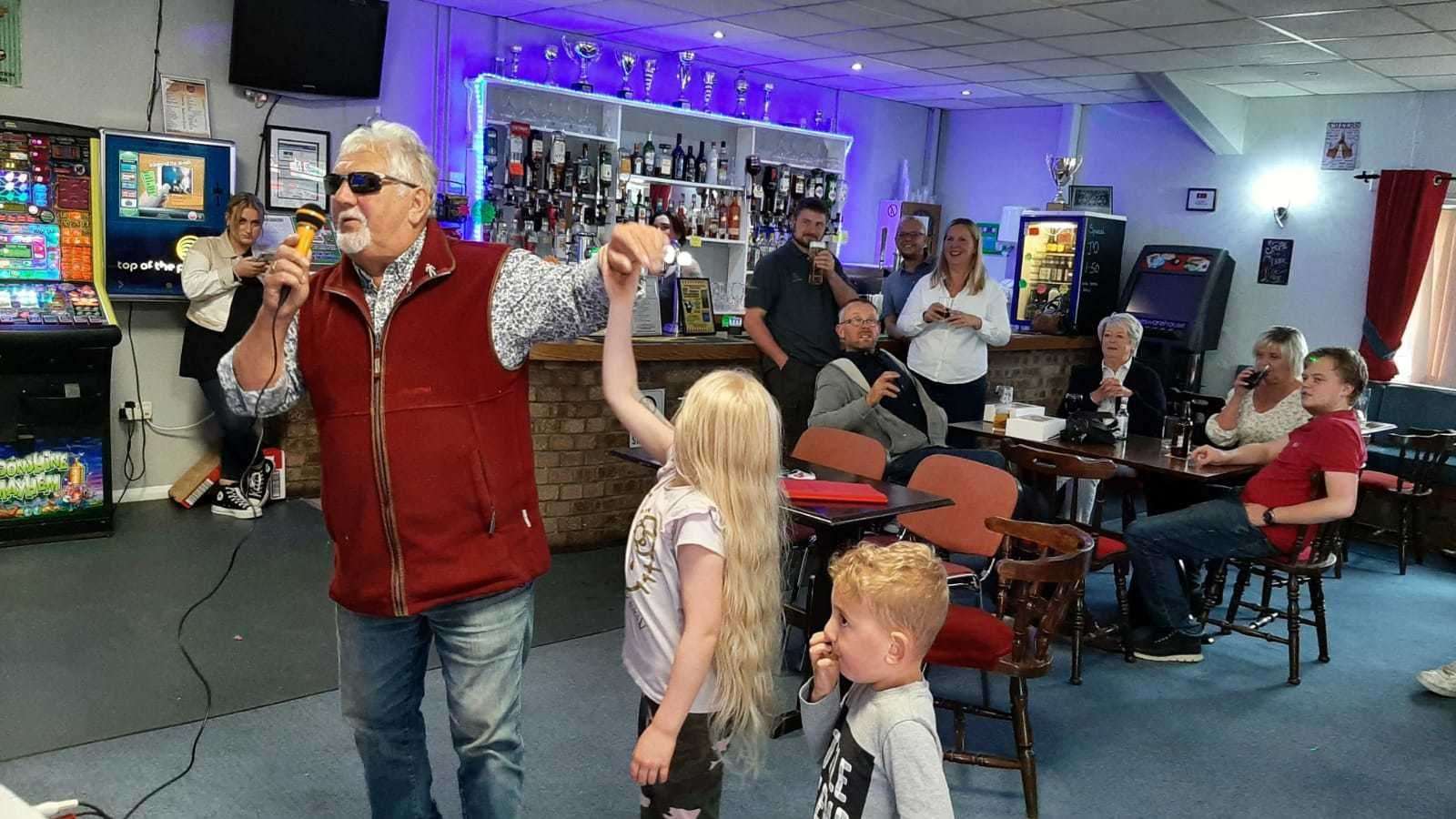 Karaoke fun (51224760)
