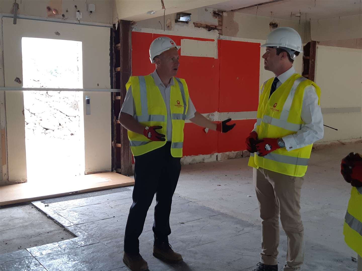 Andy Boam, contracts manager for G F Tomlinson, speaks to council leader Kelham Cooke (57923220)